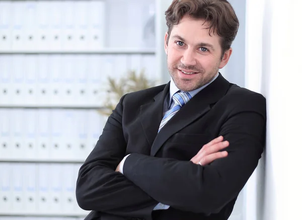 Closeup.handsome homme d'affaires debout dans le fond du bureau — Photo