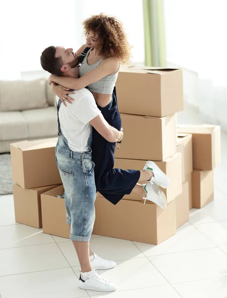 Jeune couple s'embrassant dans un nouvel appartement . — Photo