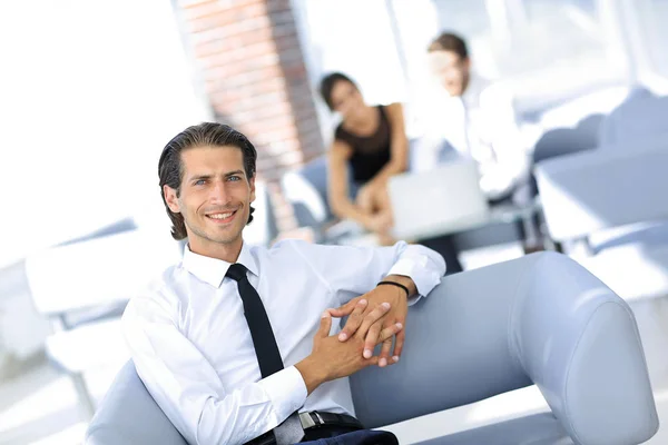 Retrato de un joven empresario en una oficina borrosa —  Fotos de Stock