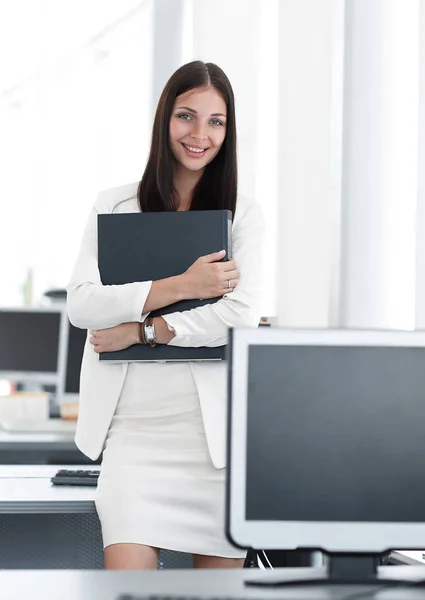 Asistente femenina con documentos de pie en la oficina.foto con espacio para copiar. —  Fotos de Stock