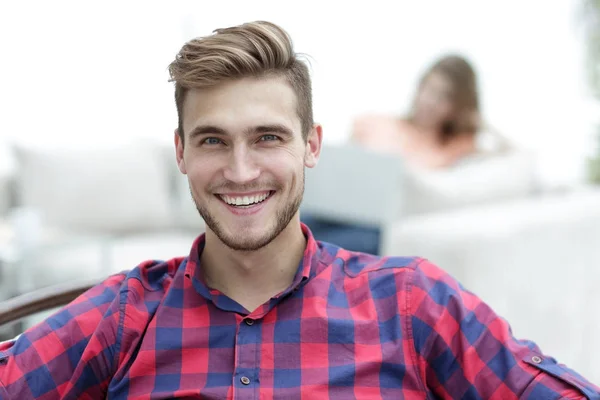 Retrato de primer plano del joven sentado en una silla —  Fotos de Stock