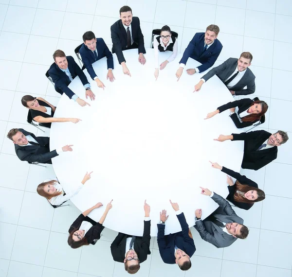 Grupo de empresarios que se sientan en la mesa redonda. el concepto empresarial —  Fotos de Stock
