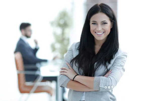 Úspěšný mladý obchodní žena na úřadu pozadí — Stock fotografie
