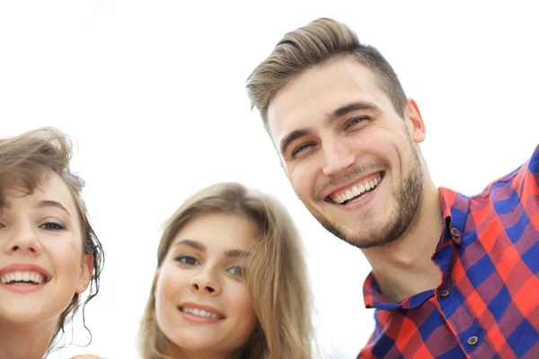 Három fiatal közelkép mosolygó fehér háttér — Stock Fotó
