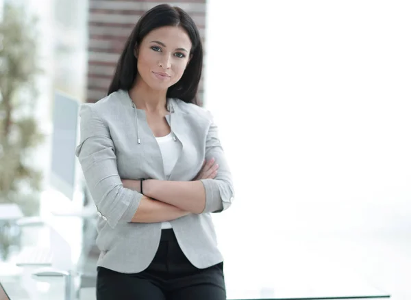 Modern business woman on a blurred background. — Stock Photo, Image