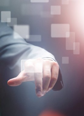 Sanal ekranlarda temas sağlayan iş adamı düğmesine basıyor