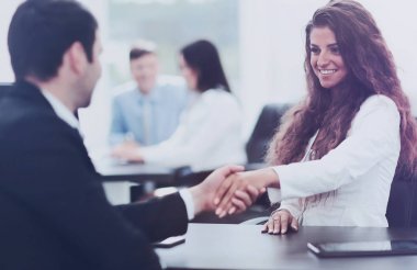 İş adamları el sıkışıyor, toplantıyı bitiriyor.