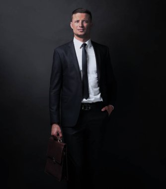 Üzerinde siyah bac izole evrak çantası ile bir iş adamı portresi