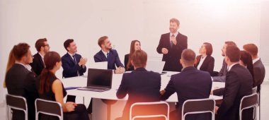 İş adamları bir konferans salonunda.