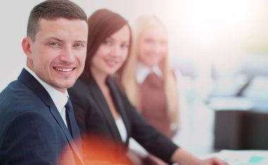 modern ofis toplantı masasının etrafında olan iş adamları