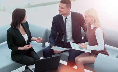 Resmi belgeler ve fikirler bana tartışırken iş ortakları