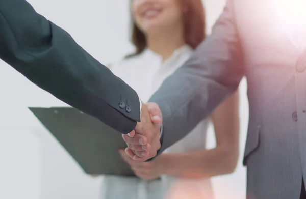 Empresário apertando as mãos com um colega de trabalho em um escritório — Fotografia de Stock