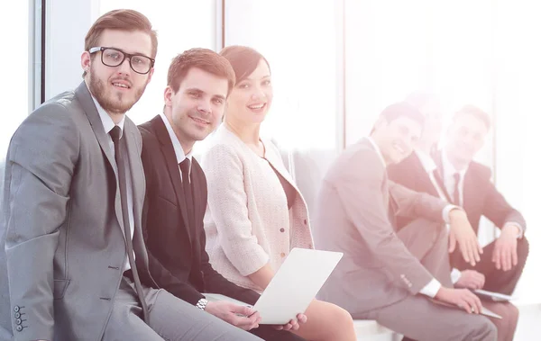 Elegantes compañeros de trabajo mirando a la cámara durante la reunión en la oficina — Foto de Stock