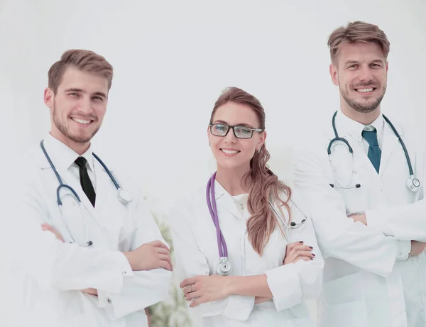 Portrét skupiny úsměvu nemocnice kolegové stojící togethe — Stock fotografie