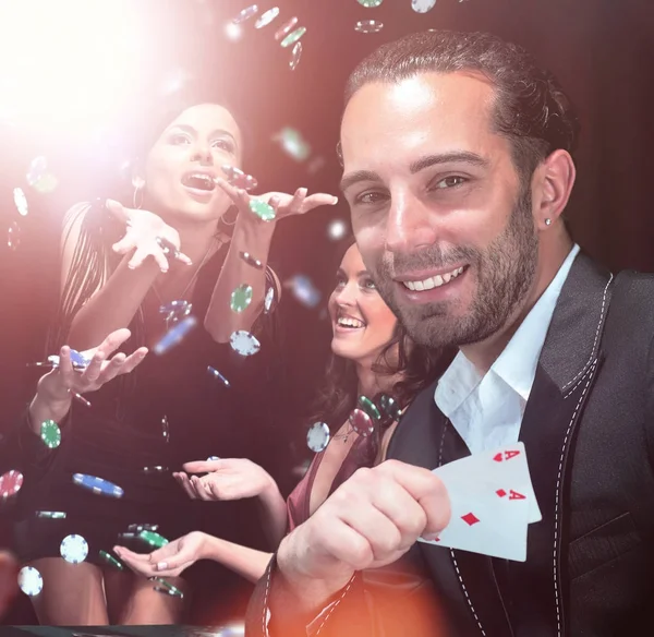 Pemain poker duduk mengelilingi meja di kasino — Stok Foto