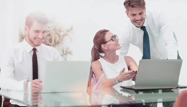 Foto di un giovane team aziendale che lavora in un ufficio moderno — Foto Stock