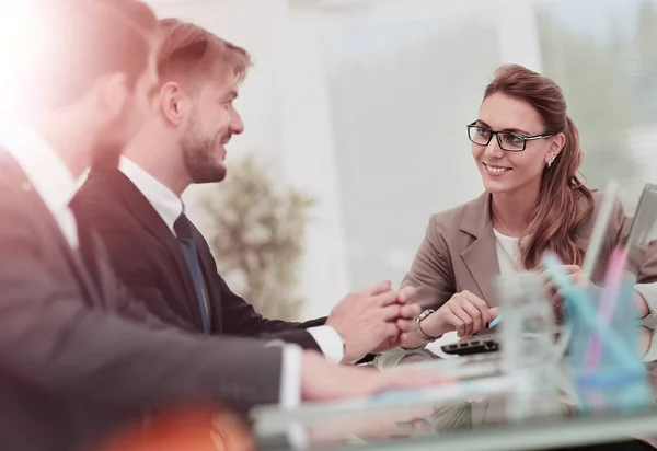 Reunión de negocios. Céntrate en la hermosa mujer de negocios —  Fotos de Stock