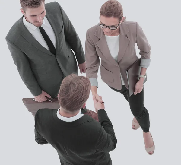 Felice uomini d'affari rendendo stretta di mano isolata su bianco — Foto Stock
