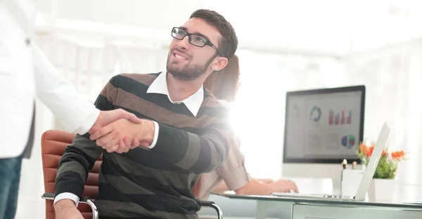 Zakenlieden schudden handen na afspraak tijdens een vergadering — Stockfoto