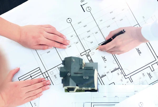 新房子模型体系结构蓝图计划在桌子上的形象 — 图库照片
