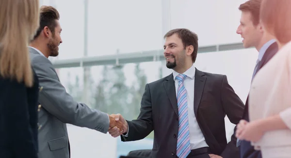 Empresários apertando as mãos, terminando uma reunião — Fotografia de Stock