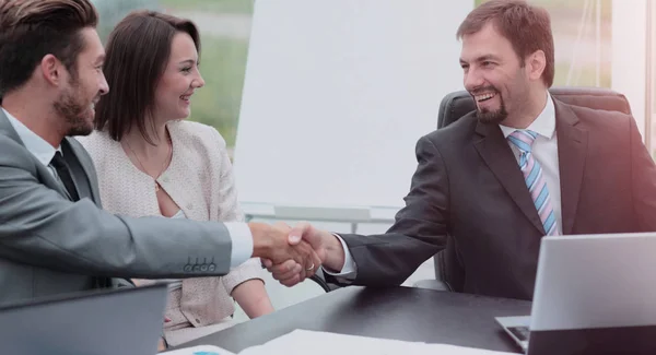 Двоє бізнесменів тремтять руками на діловій зустрічі з — стокове фото