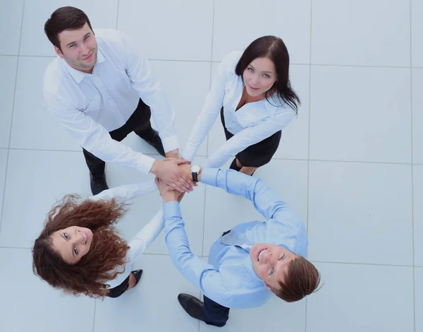 Erfolgskonzept: Das Business-Team befand sich im Kreis und faltete sich — Stockfoto