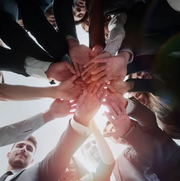 Gran equipo de negocios exitoso que muestra unidad con sus manos t — Foto de Stock