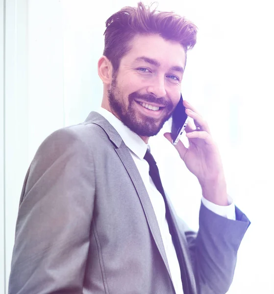 Affärsman som talar i telefon i office — Stockfoto
