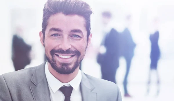 Handsome Business man di kantor dengan latar belakang kabur — Stok Foto