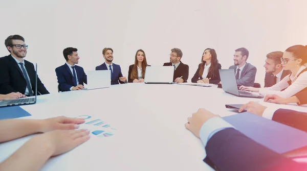 Business-team vid mötet lyssnar till rapporten av chefen — Stockfoto