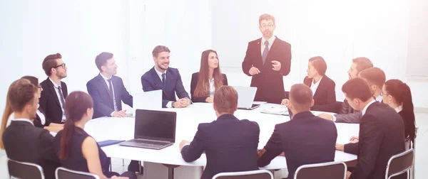 Director de la empresa discutiendo problemas de trabajo en la reunión — Foto de Stock