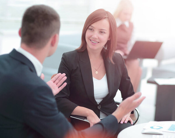 Концепция бизнеса и офиса - улыбающаяся бизнес-команда, работающая
