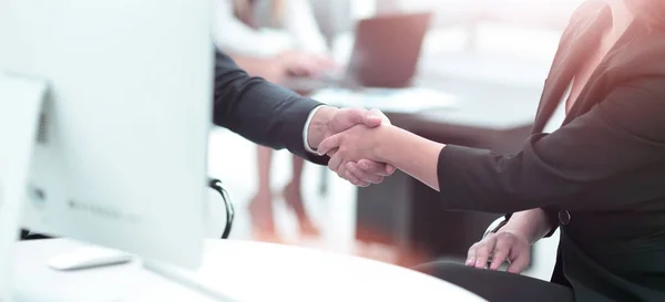 Obchodní handshake. Dva podnikatelé potřesení rukou v úřadu. — Stock fotografie