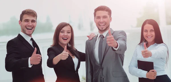 Grupo de empresários de sucesso que parecem confiantes — Fotografia de Stock