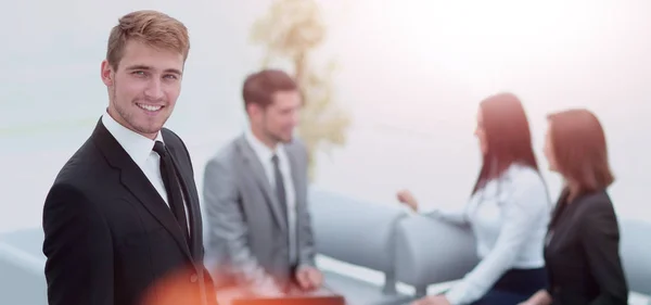 Geschäftsleute am Tisch im modernen Büro — Stockfoto