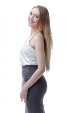 yan görünümü. Kameraya bakarak şık genç kadın.