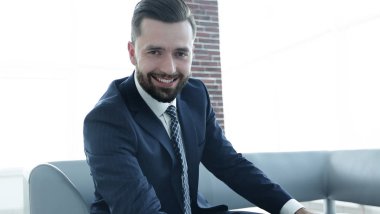 modern insan ofis lobisinde laptop çalışma.