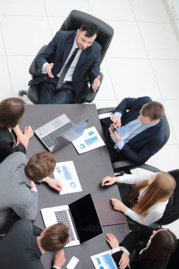 iş takım Office mali sorunları tartışıyor