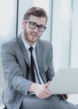 Yakışıklı gülümseyen emin iş adam portresi