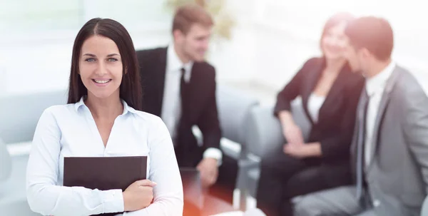 Retrato de mujer de negocios mirando a la cámara en el fondo o — Foto de Stock