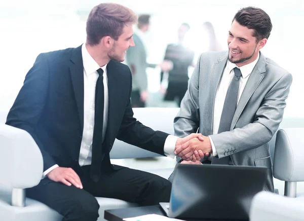 Equipo de negocios discutiendo juntos planes — Foto de Stock