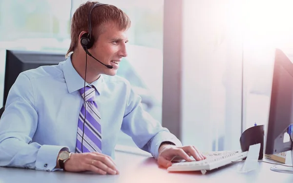 Gelukkig jonge man werken bij callcenter, via headset — Stockfoto