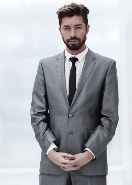 Un joven con un traje gris — Foto de Stock