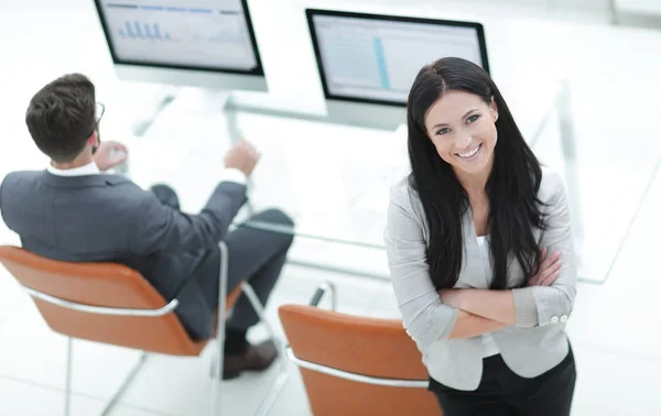 Mujer de negocios exitosa en el fondo de un lugar de trabajo moderno —  Fotos de Stock