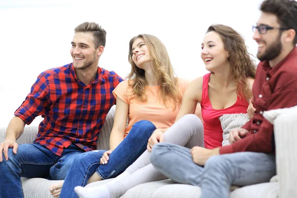 Skupina veselých přátel sedí na gauči — Stock fotografie