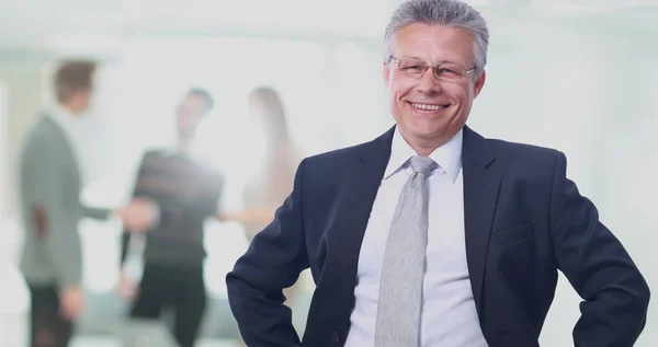 Glücklich Reifen Geschäftsmann Blick auf Kamera mit Zufriedenheit im Büro — Stockfoto