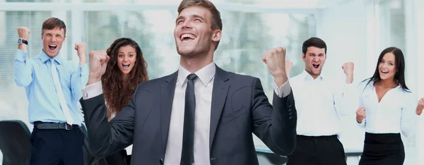 Retrato de feliz grupo de negocios exitoso en la oficina —  Fotos de Stock