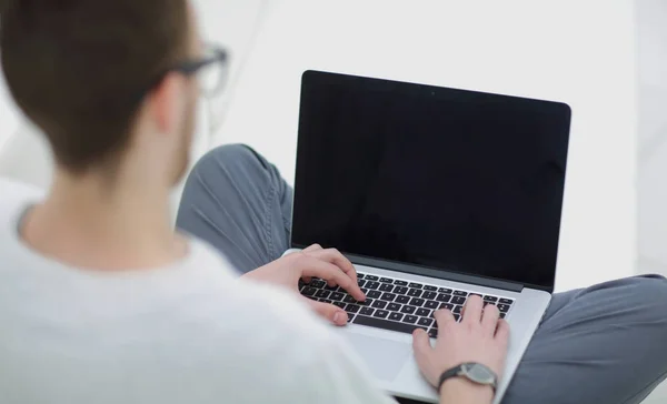 Jonge man met behulp van zijn laptop, close-up — Stockfoto