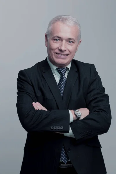 Портрет елегантного зрілого бізнесмена на сірому фоні — стокове фото